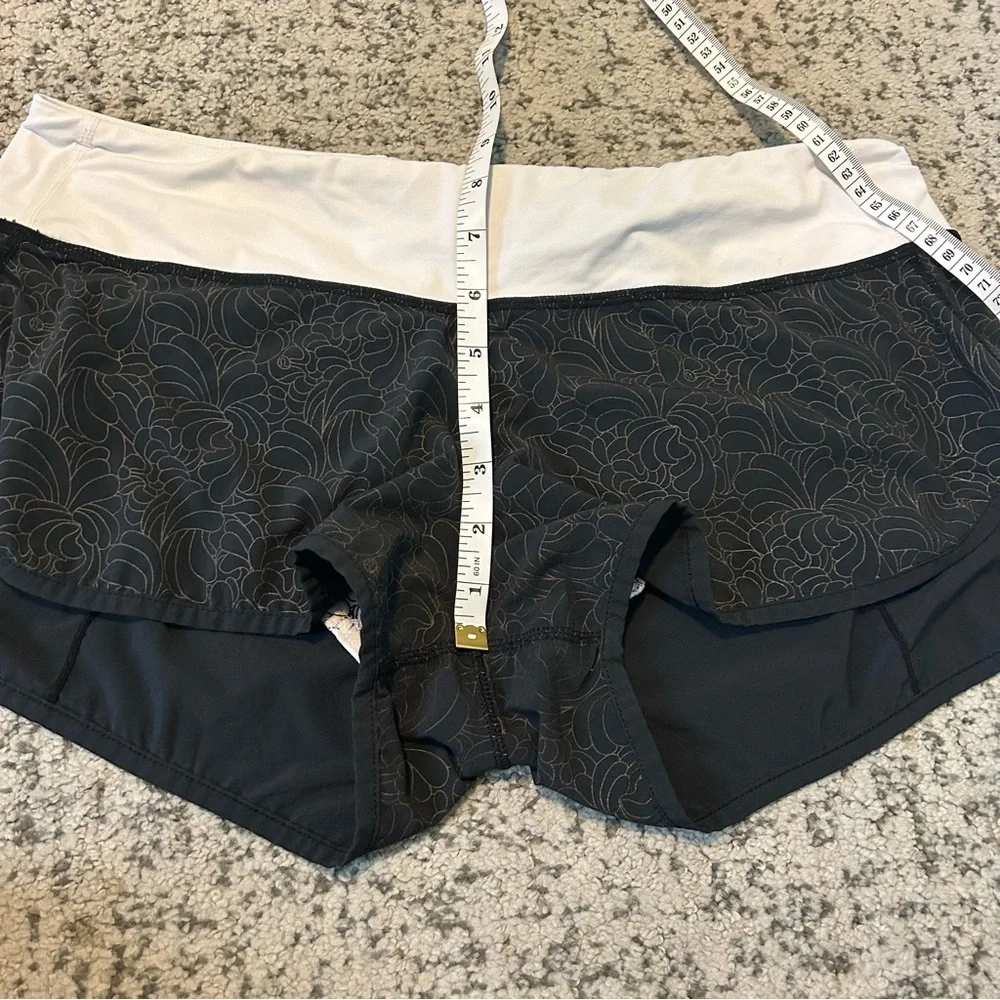 Lululemon White & Black Floral Embossed Speed Up Athletic Shorts Size 12
